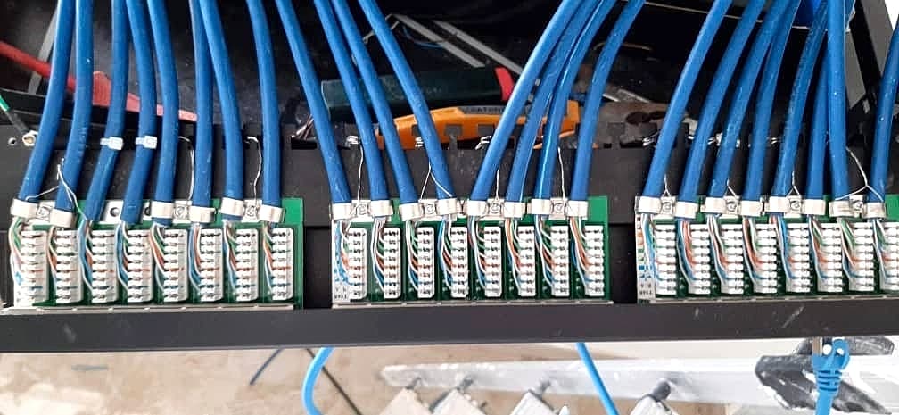 Peignage minutieux & raccordement LSA-IDC 24 ports (Dolima)