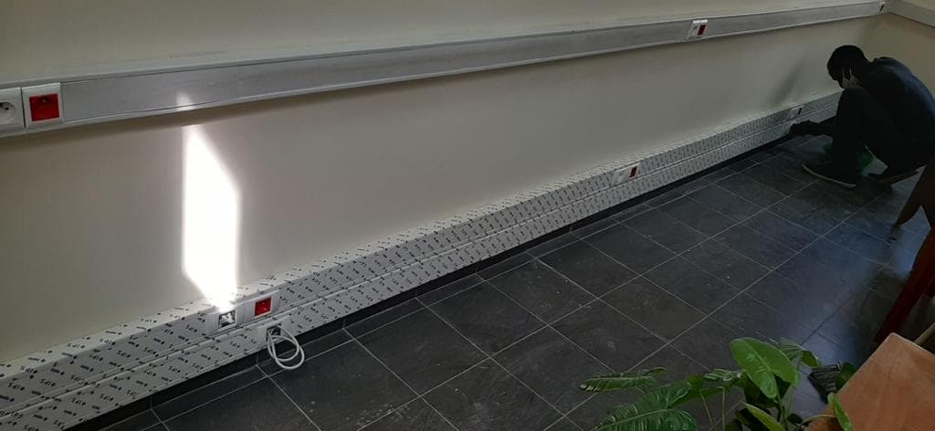 Goulottes techniques murales Legrand & blocs prises