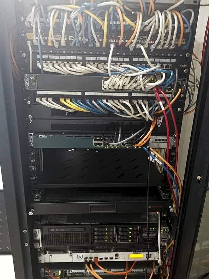 Baie serveurs, switching Cisco & pare-feu (Polyclinique P2A)
